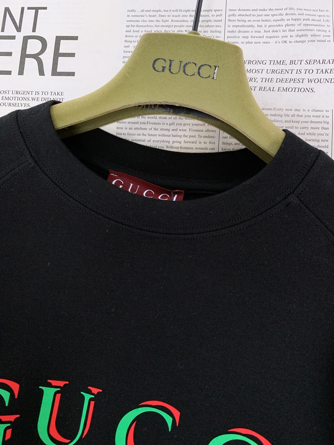 Gucci 古驰 2025FW秋冬新品 双标撞色打底卫衣。胸前标识字母+GG标识，用红绿撞色勾勒出品牌标