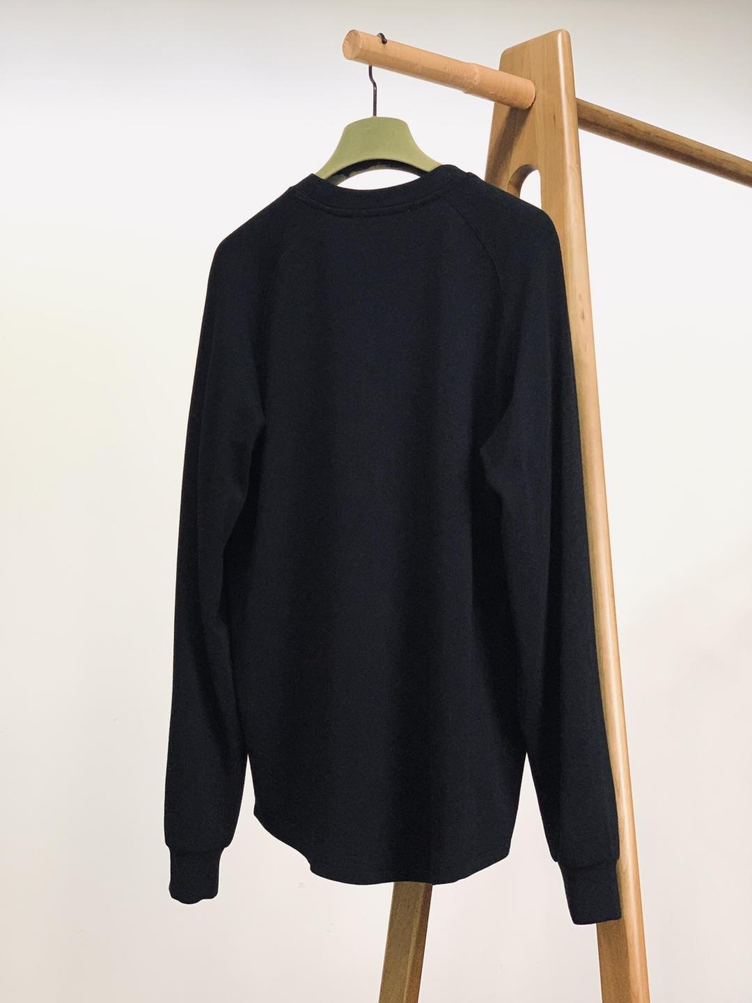 Gucci 古驰 2025FW秋冬新品 双标撞色打底卫衣。胸前标识字母+GG标识，用红绿撞色勾勒出品牌标