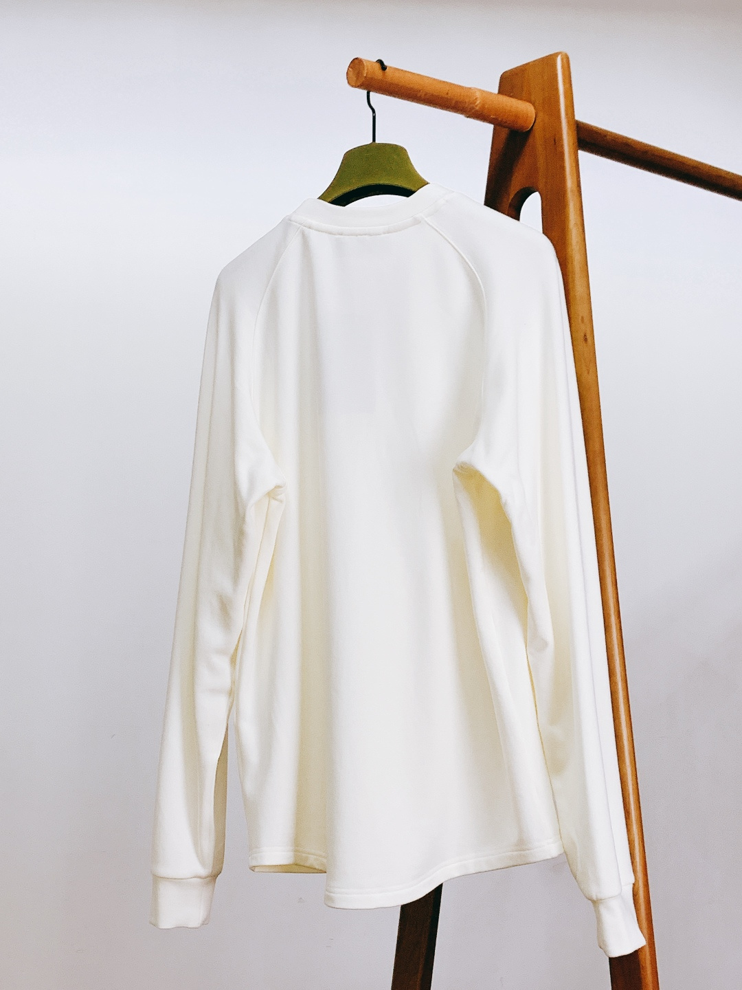 Gucci 古驰 2025FW秋冬新品 双标撞色打底卫衣。胸前标识字母+GG标识，用红绿撞色勾勒出品牌标