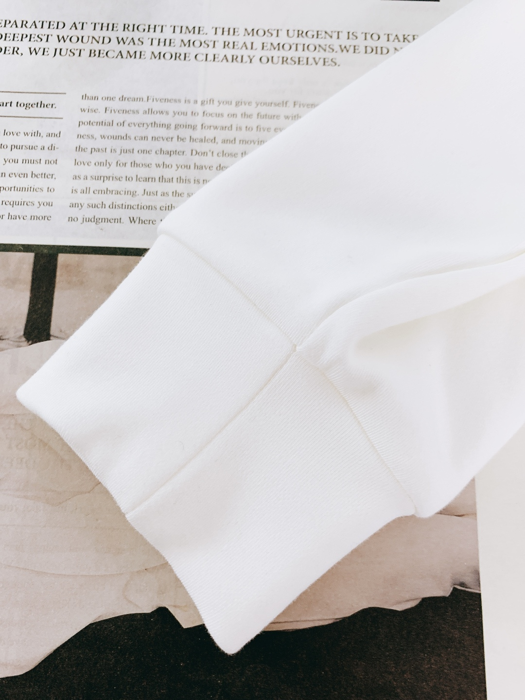 Gucci 古驰 2025FW秋冬新品 双标撞色打底卫衣。胸前标识字母+GG标识，用红绿撞色勾勒出品牌标