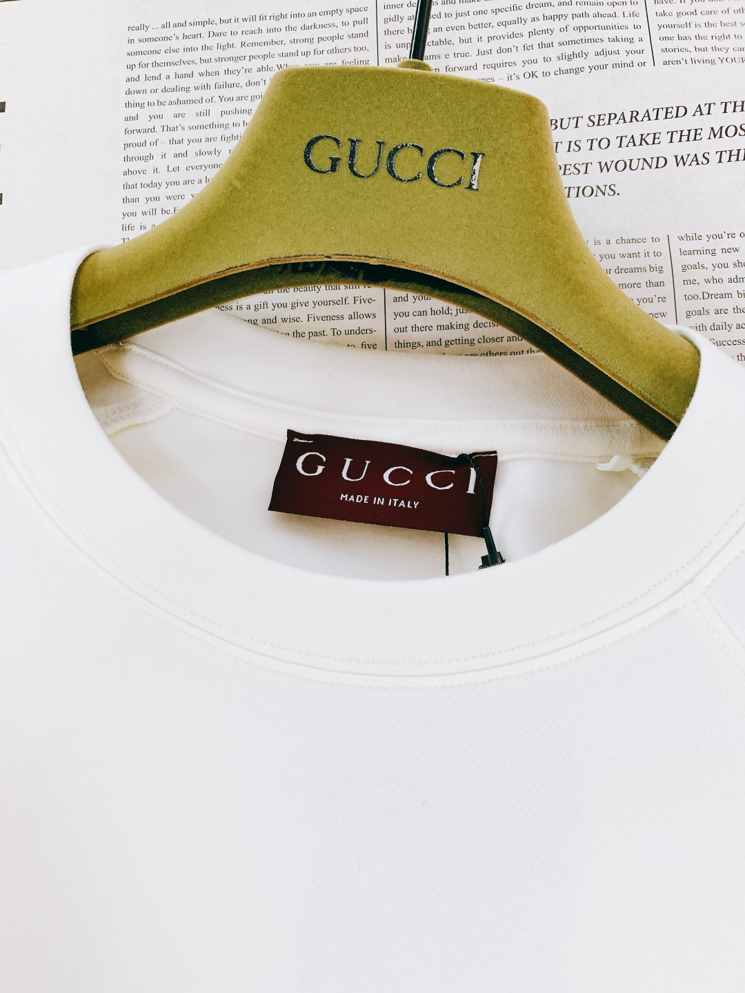 Gucci 古驰 2025FW秋冬新品 双标撞色打底卫衣。胸前标识字母+GG标识，用红绿撞色勾勒出品牌标