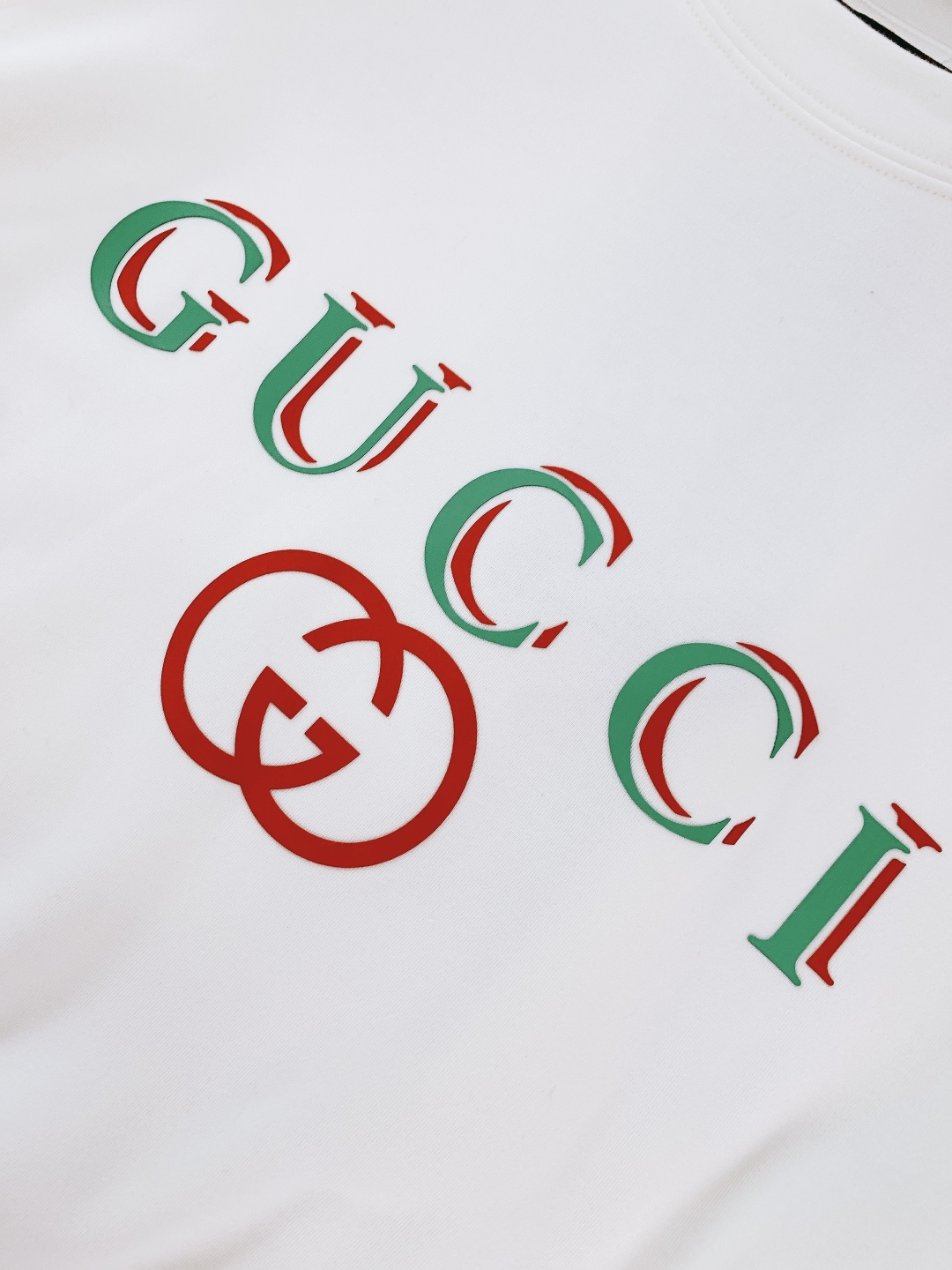 Gucci 古驰 2025FW秋冬新品 双标撞色打底卫衣。胸前标识字母+GG标识，用红绿撞色勾勒出品牌标