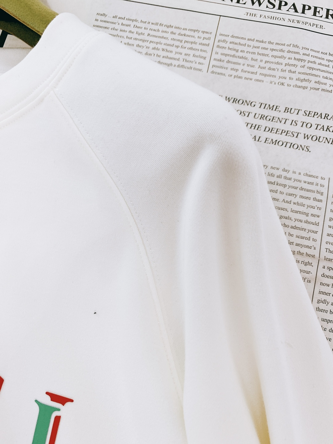 Gucci 古驰 2025FW秋冬新品 双标撞色打底卫衣。胸前标识字母+GG标识，用红绿撞色勾勒出品牌标