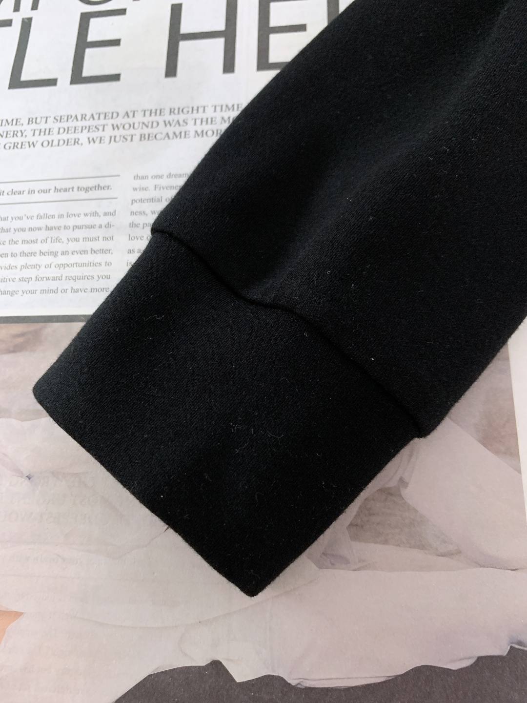 Prada 普拉达 2025FW秋冬新品 绳结标识打底卫衣。胸前品牌字母标识字样+绳结环绕标识，红标撞色