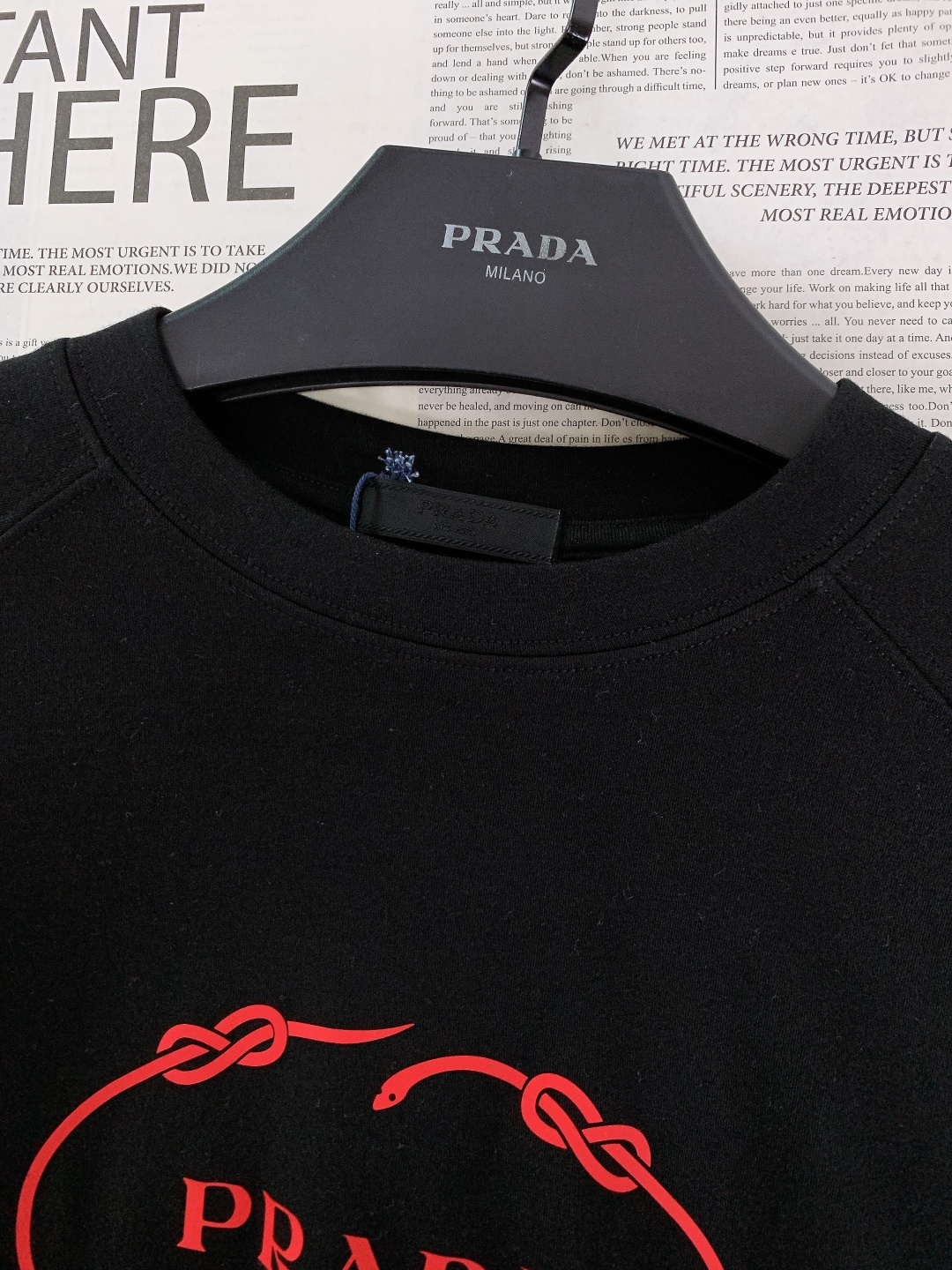 Prada 普拉达 2025FW秋冬新品 绳结标识打底卫衣。胸前品牌字母标识字样+绳结环绕标识，红标撞色