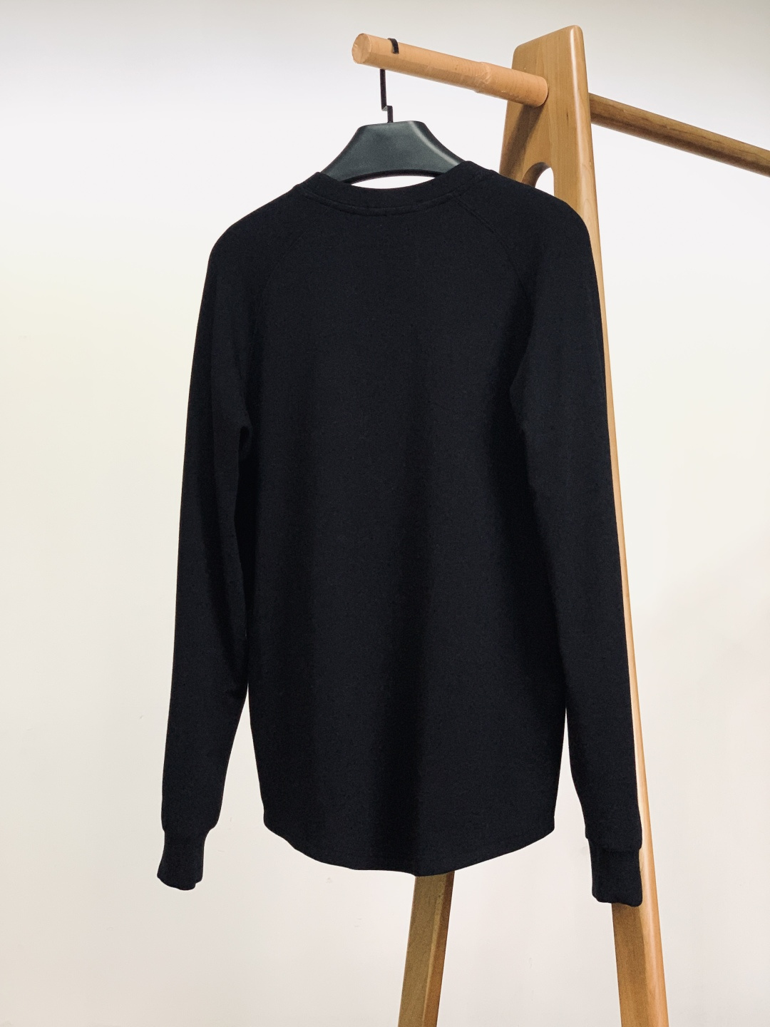 Prada 普拉达 2025FW秋冬新品 绳结标识打底卫衣。胸前品牌字母标识字样+绳结环绕标识，红标撞色