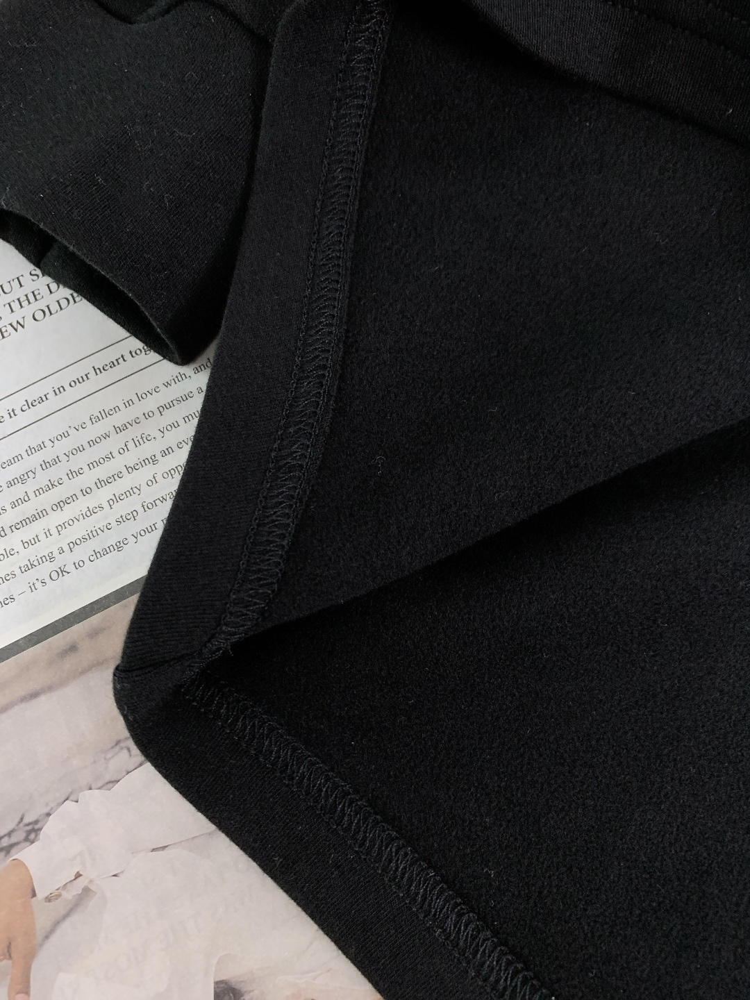 Prada 普拉达 2025FW秋冬新品 绳结标识打底卫衣。胸前品牌字母标识字样+绳结环绕标识，红标撞色