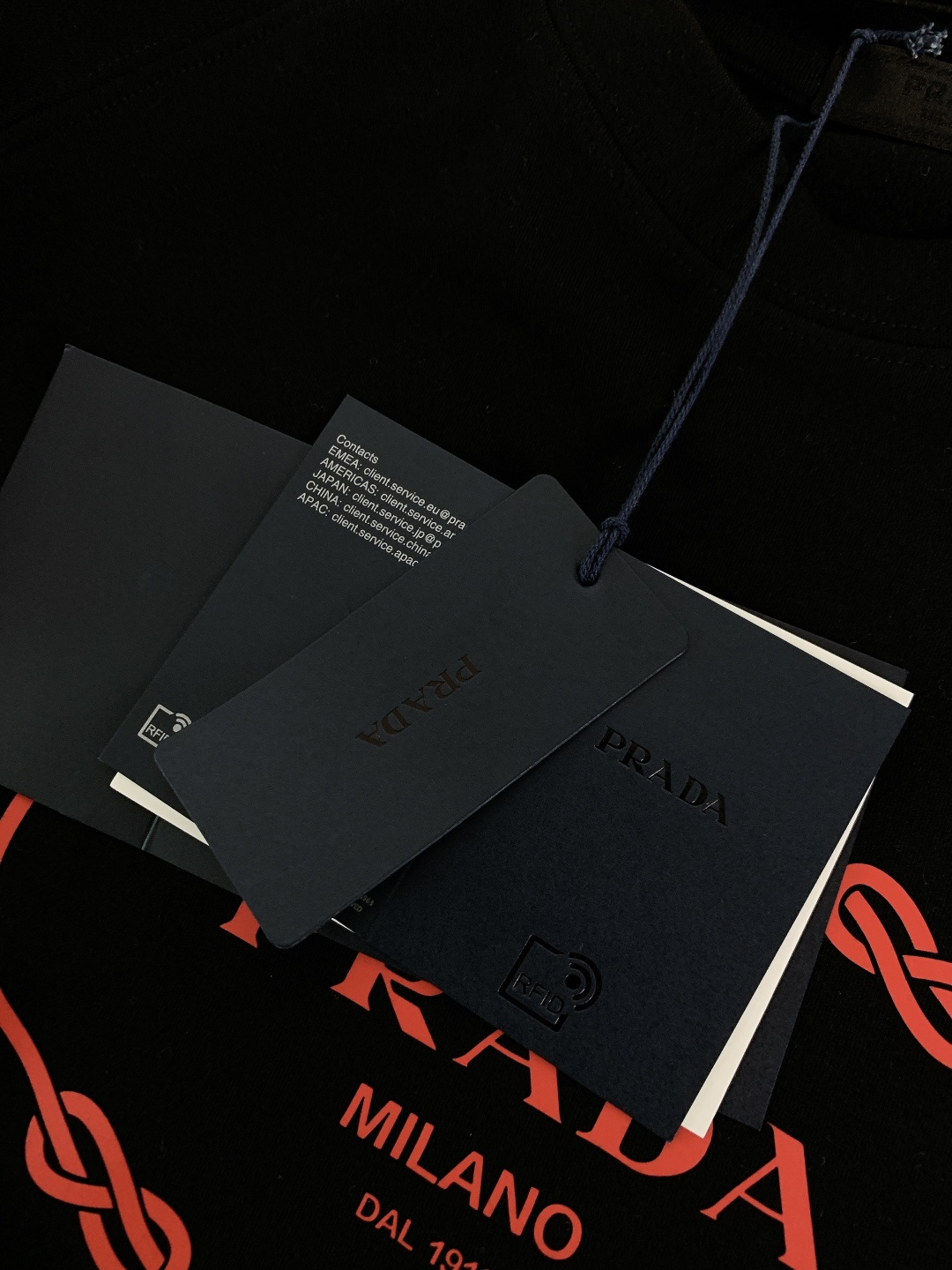 Prada 普拉达 2025FW秋冬新品 绳结标识打底卫衣。胸前品牌字母标识字样+绳结环绕标识，红标撞色