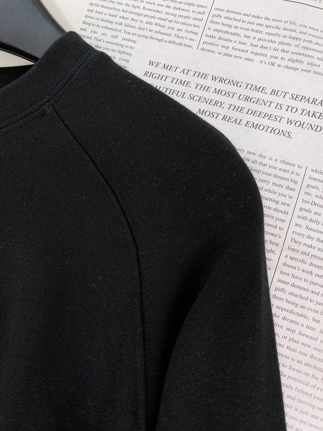 Prada 普拉达 2025FW秋冬新品 绳结标识打底卫衣。胸前品牌字母标识字样+绳结环绕标识，红标撞色