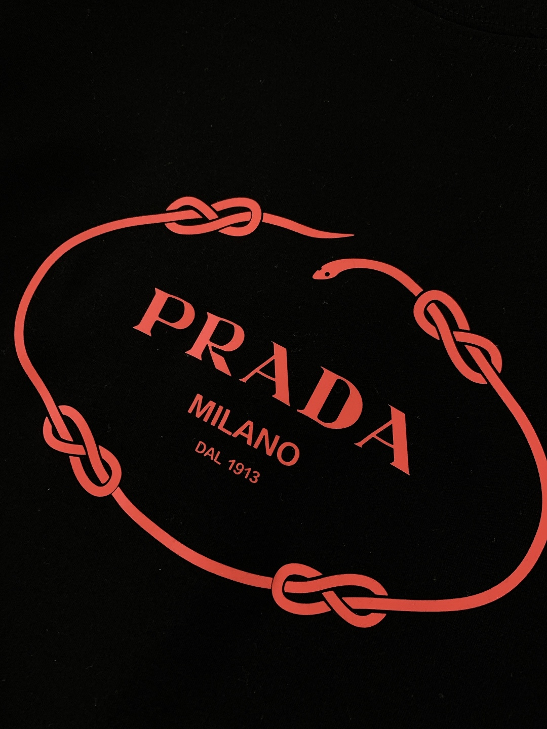 Prada 普拉达 2025FW秋冬新品 绳结标识打底卫衣。胸前品牌字母标识字样+绳结环绕标识，红标撞色