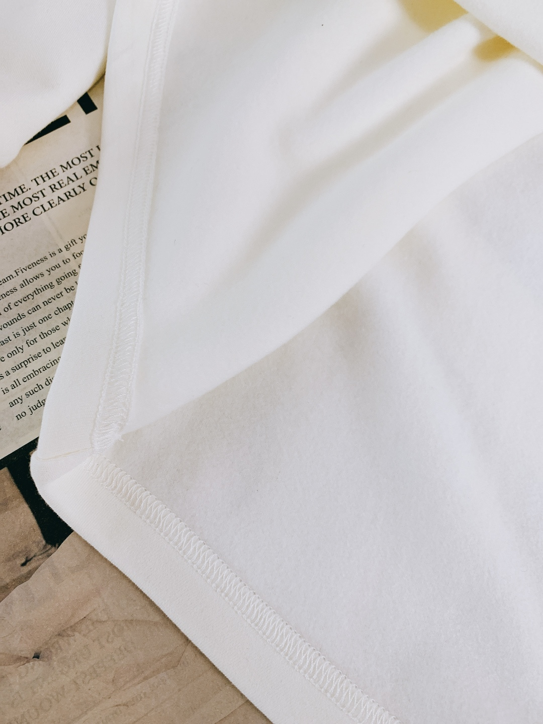 Prada 普拉达 2025FW秋冬新品 绳结标识打底卫衣。胸前品牌字母标识字样+绳结环绕标识，红标撞色