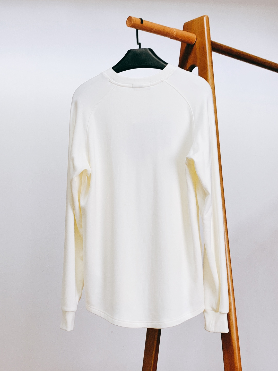 Prada 普拉达 2025FW秋冬新品 绳结标识打底卫衣。胸前品牌字母标识字样+绳结环绕标识，红标撞色