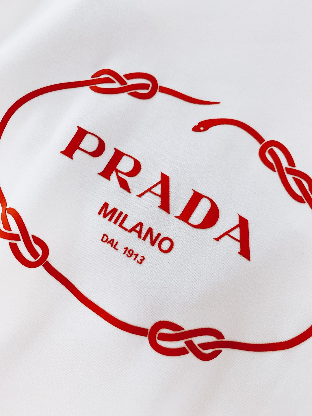 Prada 普拉达 2025FW秋冬新品 绳结标识打底卫衣。胸前品牌字母标识字样+绳结环绕标识，红标撞色