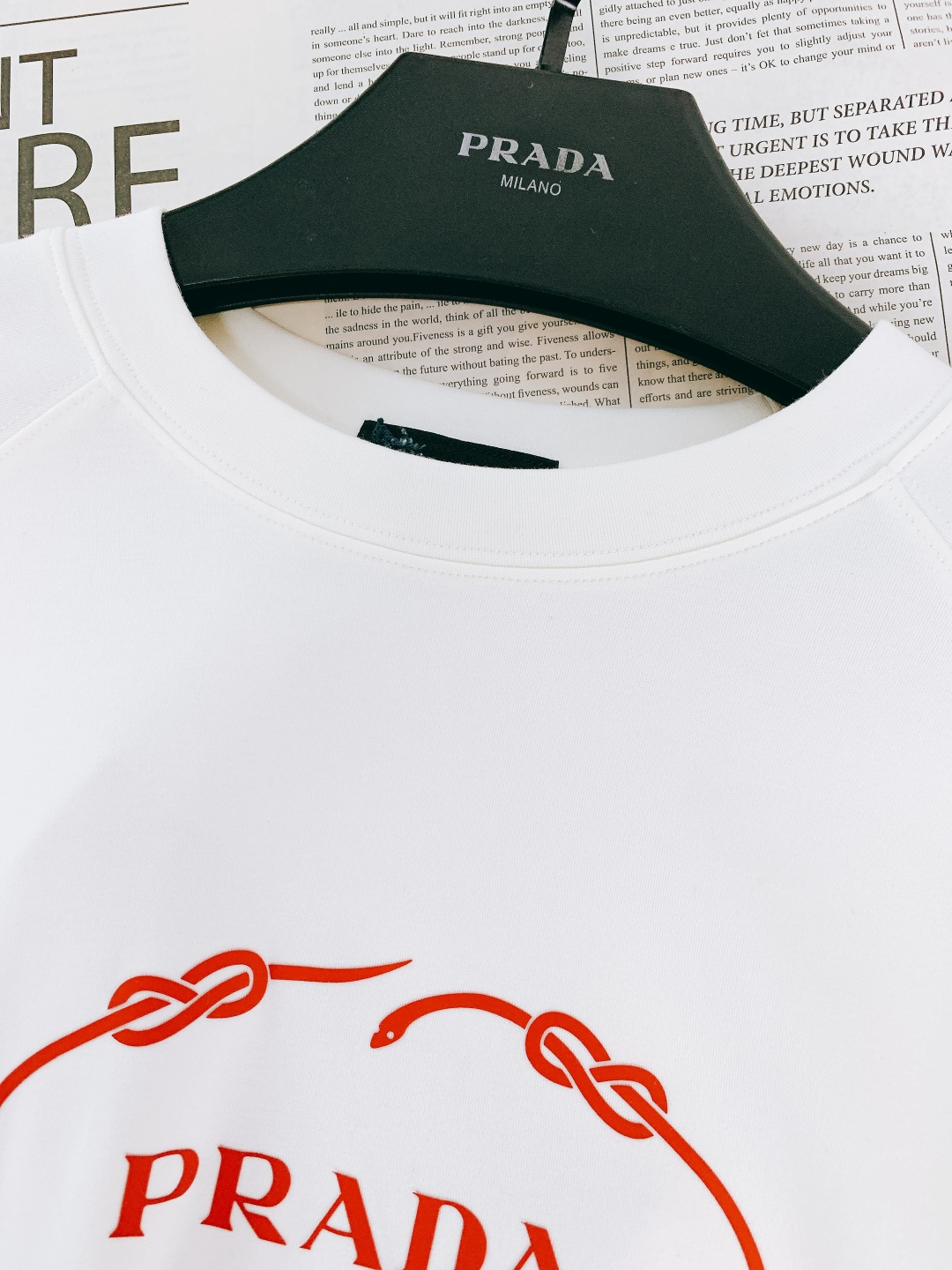 Prada 普拉达 2025FW秋冬新品 绳结标识打底卫衣。胸前品牌字母标识字样+绳结环绕标识，红标撞色