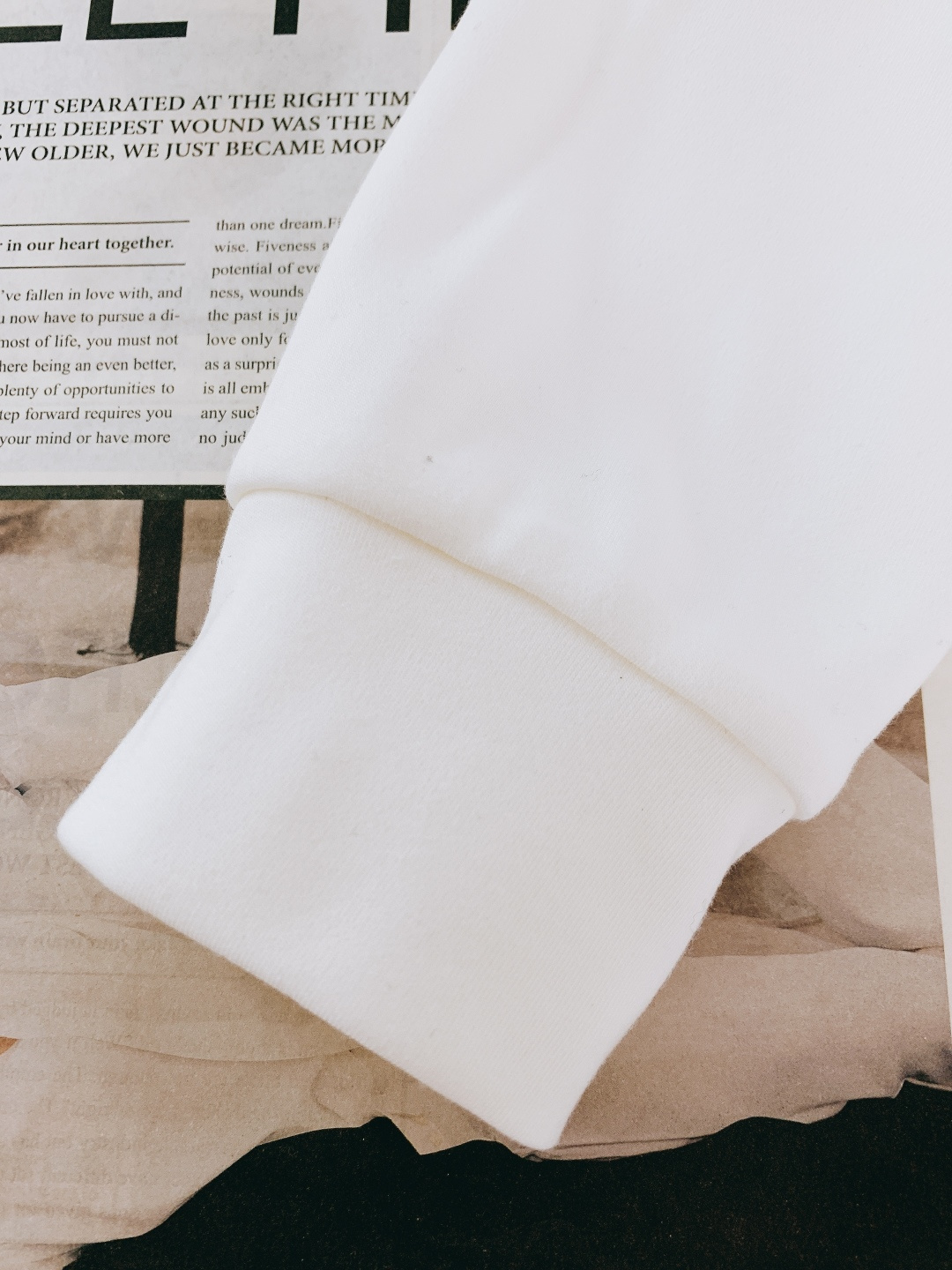 Prada 普拉达 2025FW秋冬新品 绳结标识打底卫衣。胸前品牌字母标识字样+绳结环绕标识，红标撞色