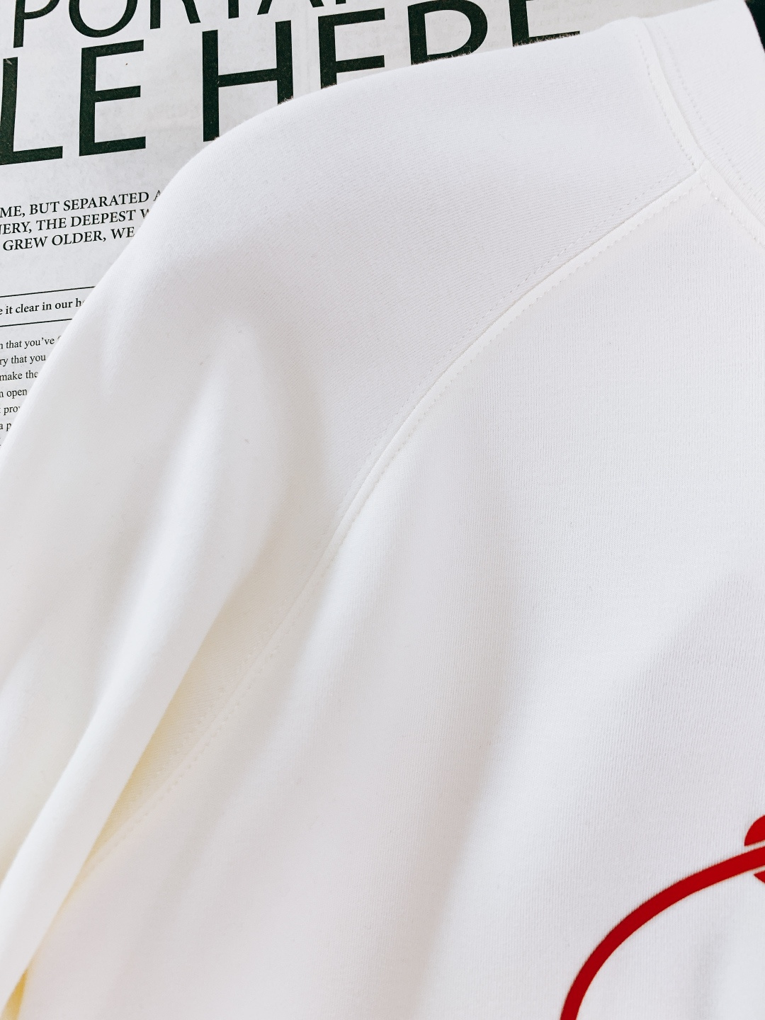 Prada 普拉达 2025FW秋冬新品 绳结标识打底卫衣。胸前品牌字母标识字样+绳结环绕标识，红标撞色