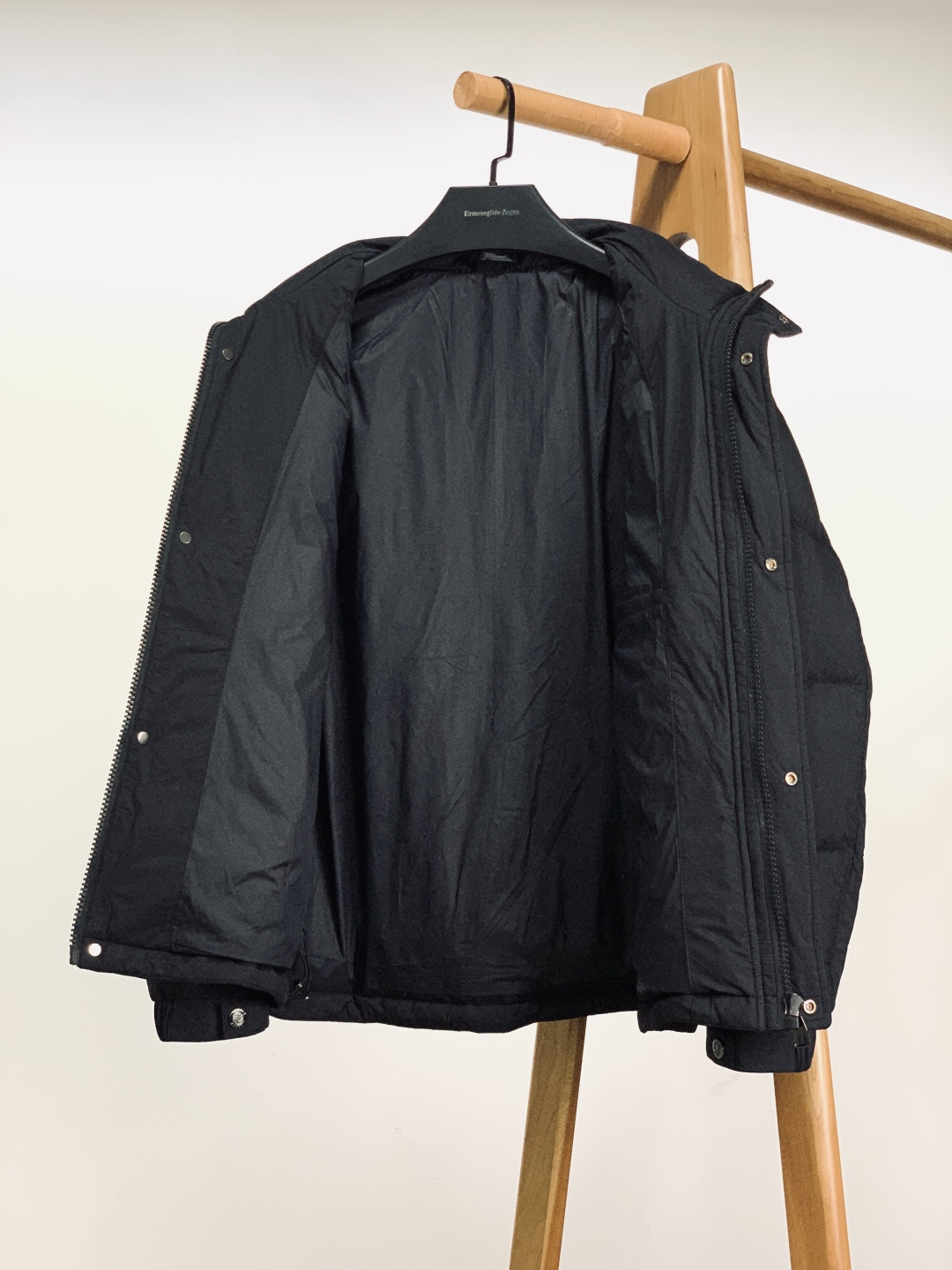 Ermenegildo Zegna 杰尼亚 2025FW秋冬新品 黑色立领羽绒夹克：90绒填充的细节质感