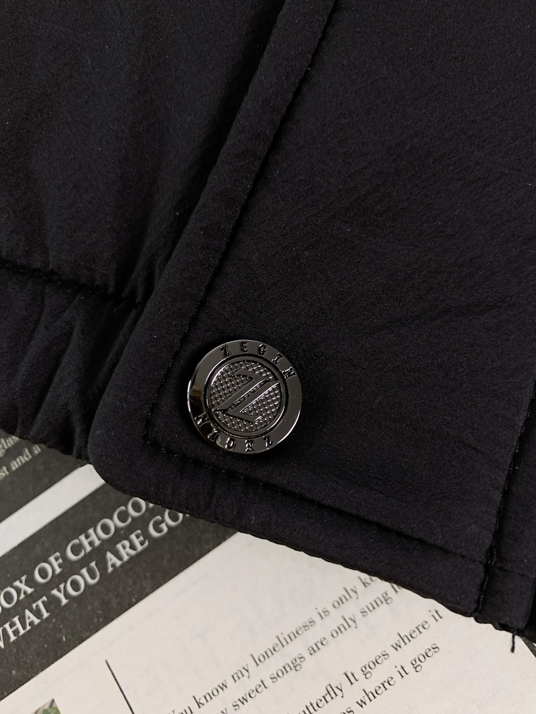 Ermenegildo Zegna 杰尼亚 2025FW秋冬新品 黑色立领羽绒夹克：90绒填充的细节质感