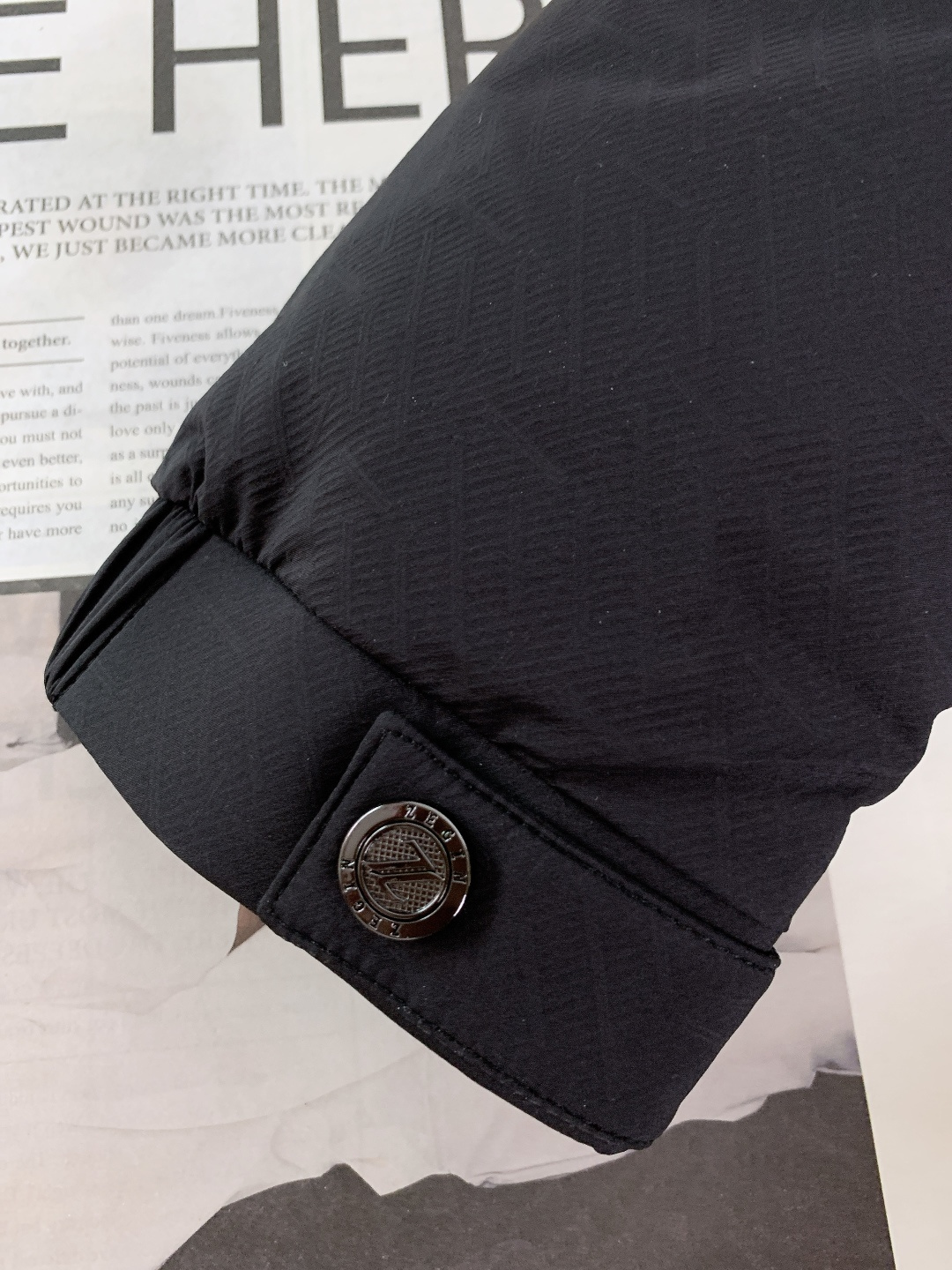 Ermenegildo Zegna 杰尼亚 2025FW秋冬新品 黑色立领羽绒夹克：90绒填充的细节质感