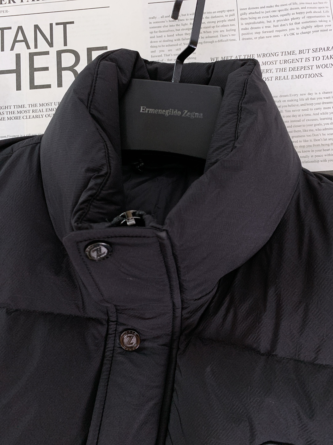 Ermenegildo Zegna 杰尼亚 2025FW秋冬新品 黑色立领羽绒夹克：90绒填充的细节质感