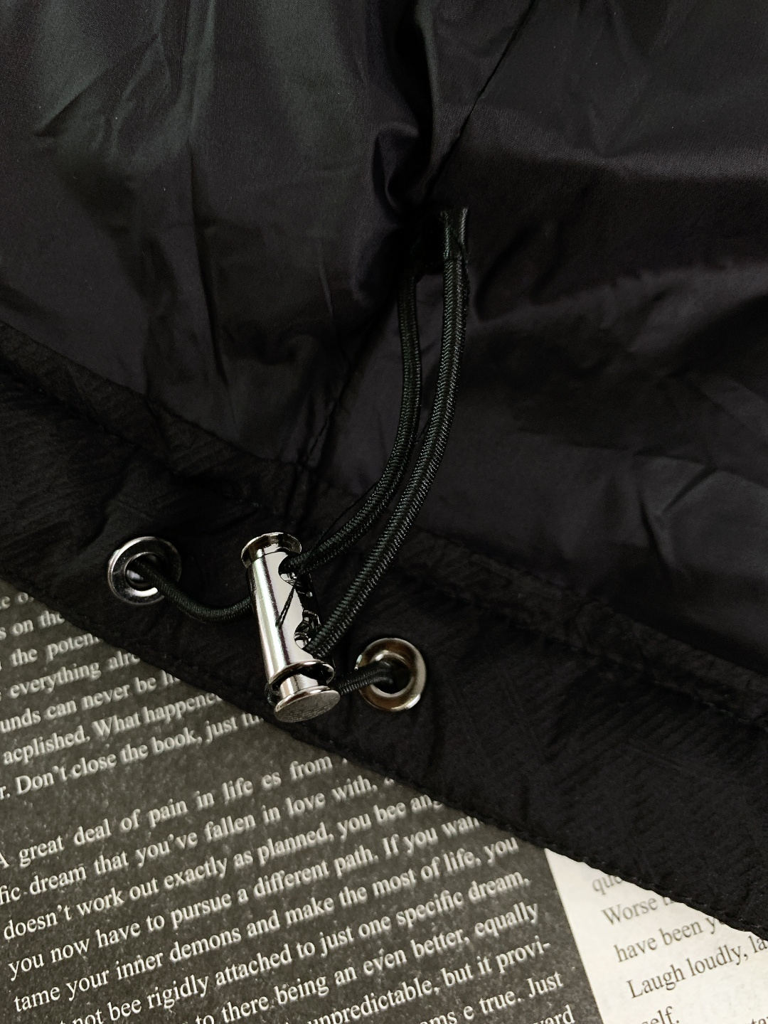 Ermenegildo Zegna 杰尼亚 2025FW秋冬新品 黑色立领羽绒夹克：90绒填充的细节质感