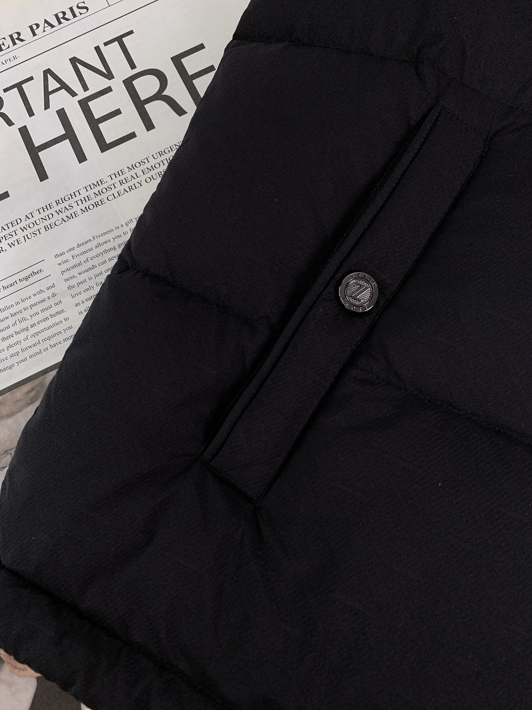 Ermenegildo Zegna 杰尼亚 2025FW秋冬新品 黑色立领羽绒夹克：90绒填充的细节质感