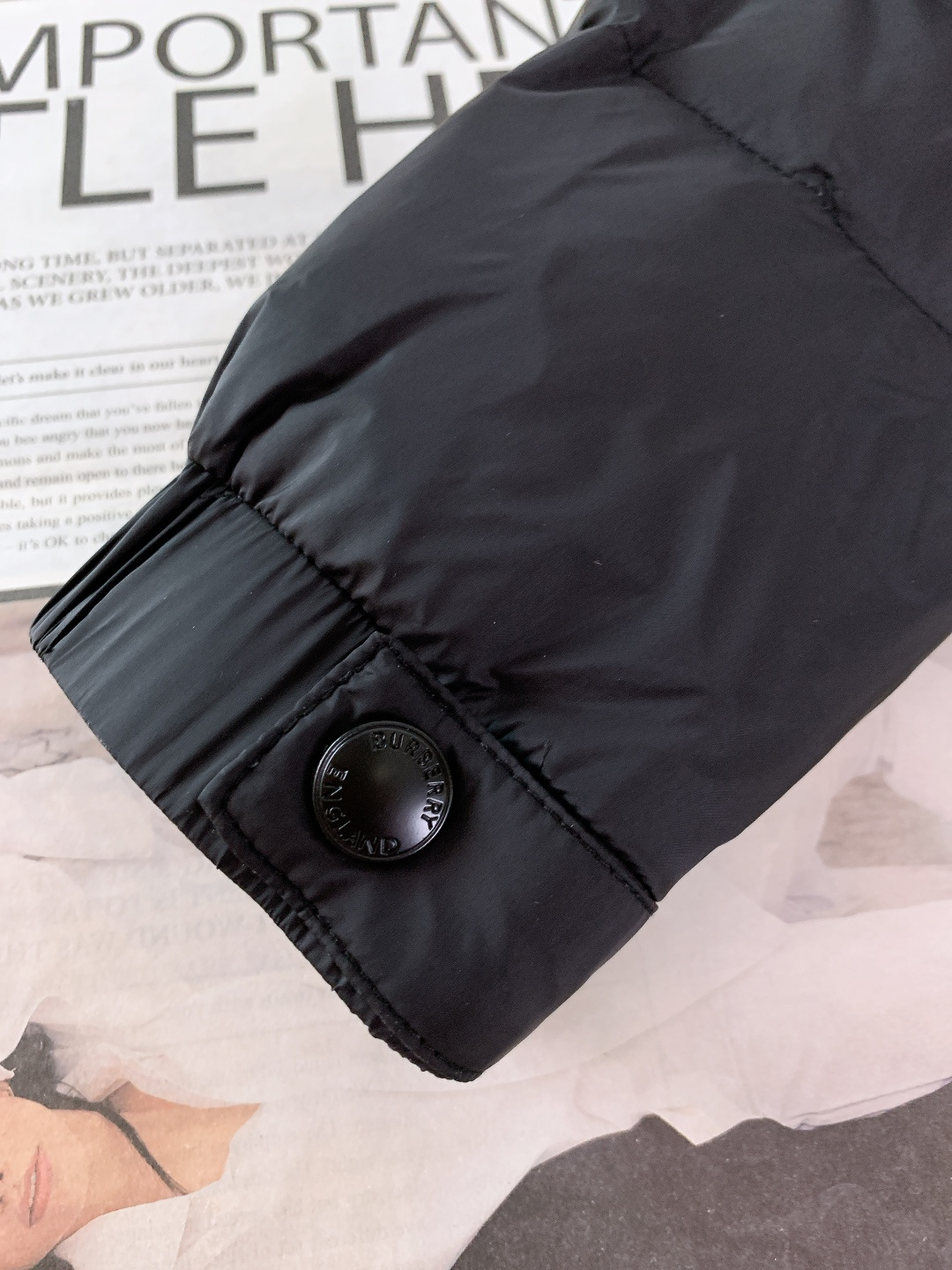 Burberry 巴宝莉 2025FW秋冬新品 休闲连帽羽绒服，经典格纹与90绒的冬日质感碰撞纯黑廓形+