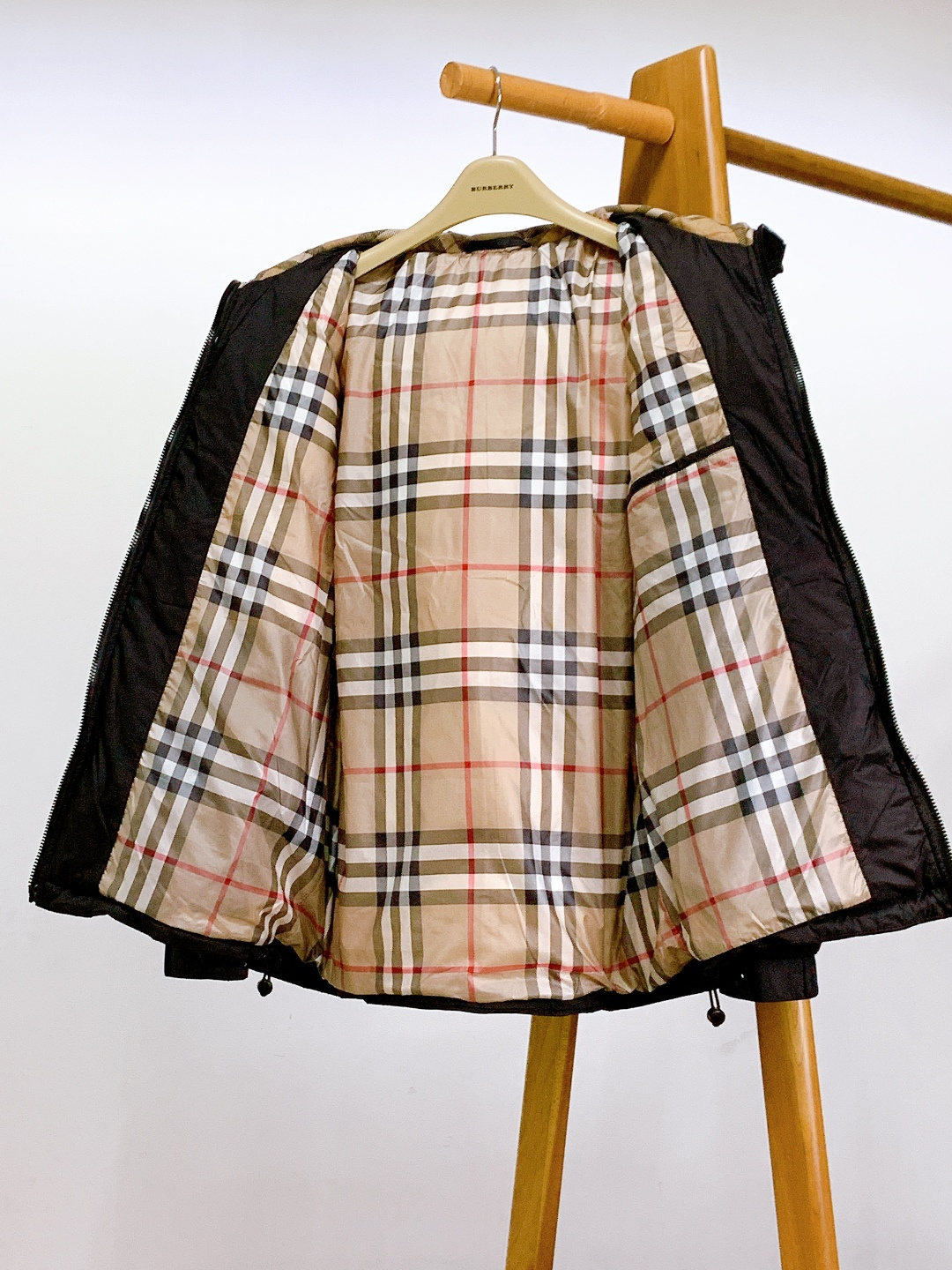 Burberry 巴宝莉 2025FW秋冬新品 休闲连帽羽绒服，经典格纹与90绒的冬日质感碰撞纯黑廓形+