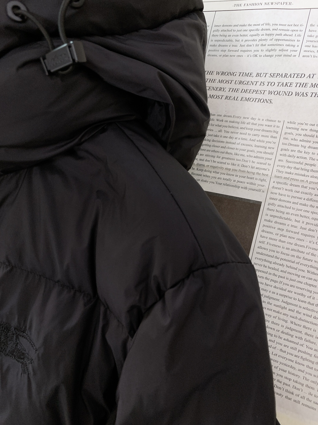 Burberry 巴宝莉 2025FW秋冬新品 休闲连帽羽绒服，经典格纹与90绒的冬日质感碰撞纯黑廓形+