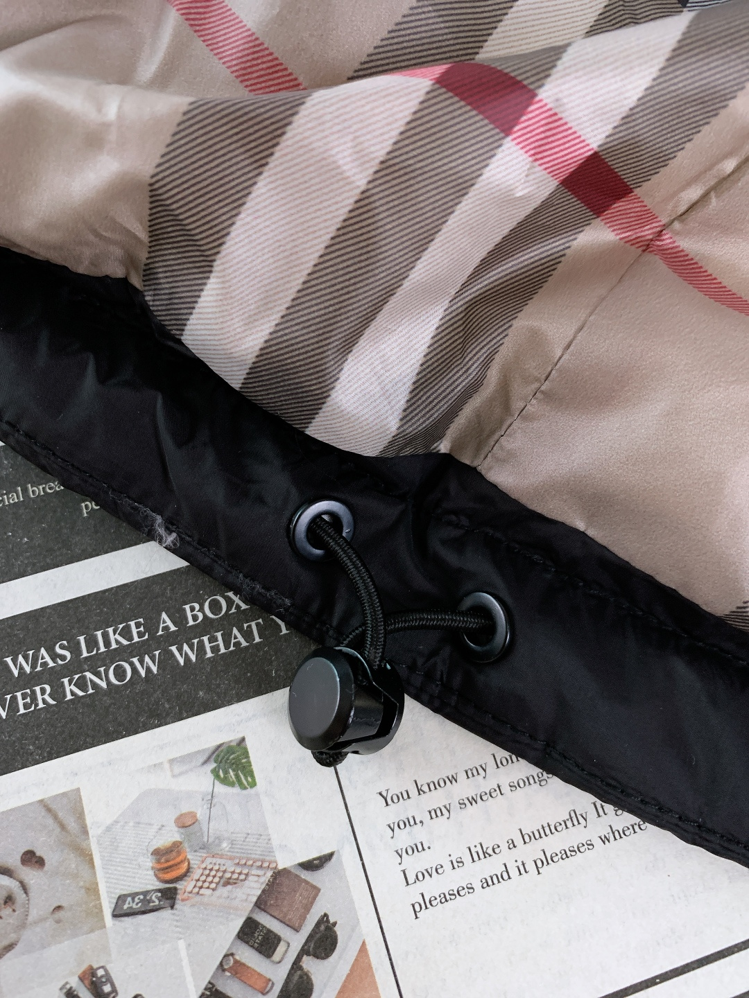 Burberry 巴宝莉 2025FW秋冬新品 休闲连帽羽绒服，经典格纹与90绒的冬日质感碰撞纯黑廓形+