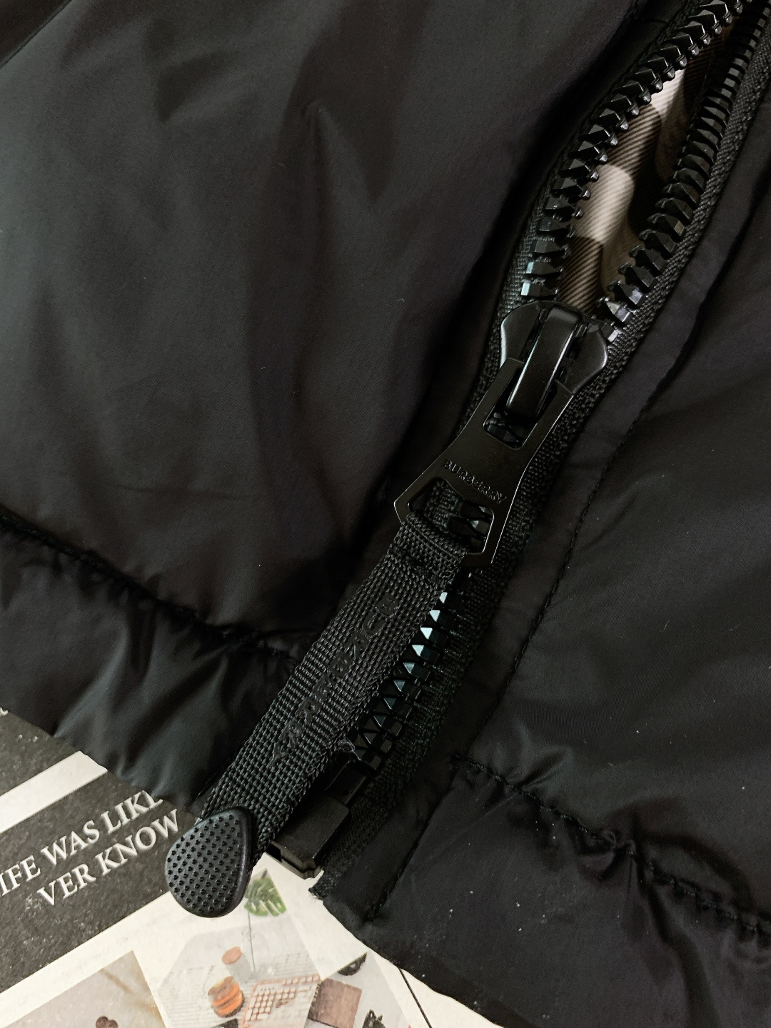 Burberry 巴宝莉 2025FW秋冬新品 休闲连帽羽绒服，经典格纹与90绒的冬日质感碰撞纯黑廓形+