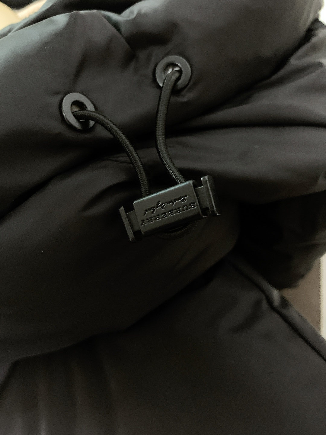 Burberry 巴宝莉 2025FW秋冬新品 休闲连帽羽绒服，经典格纹与90绒的冬日质感碰撞纯黑廓形+