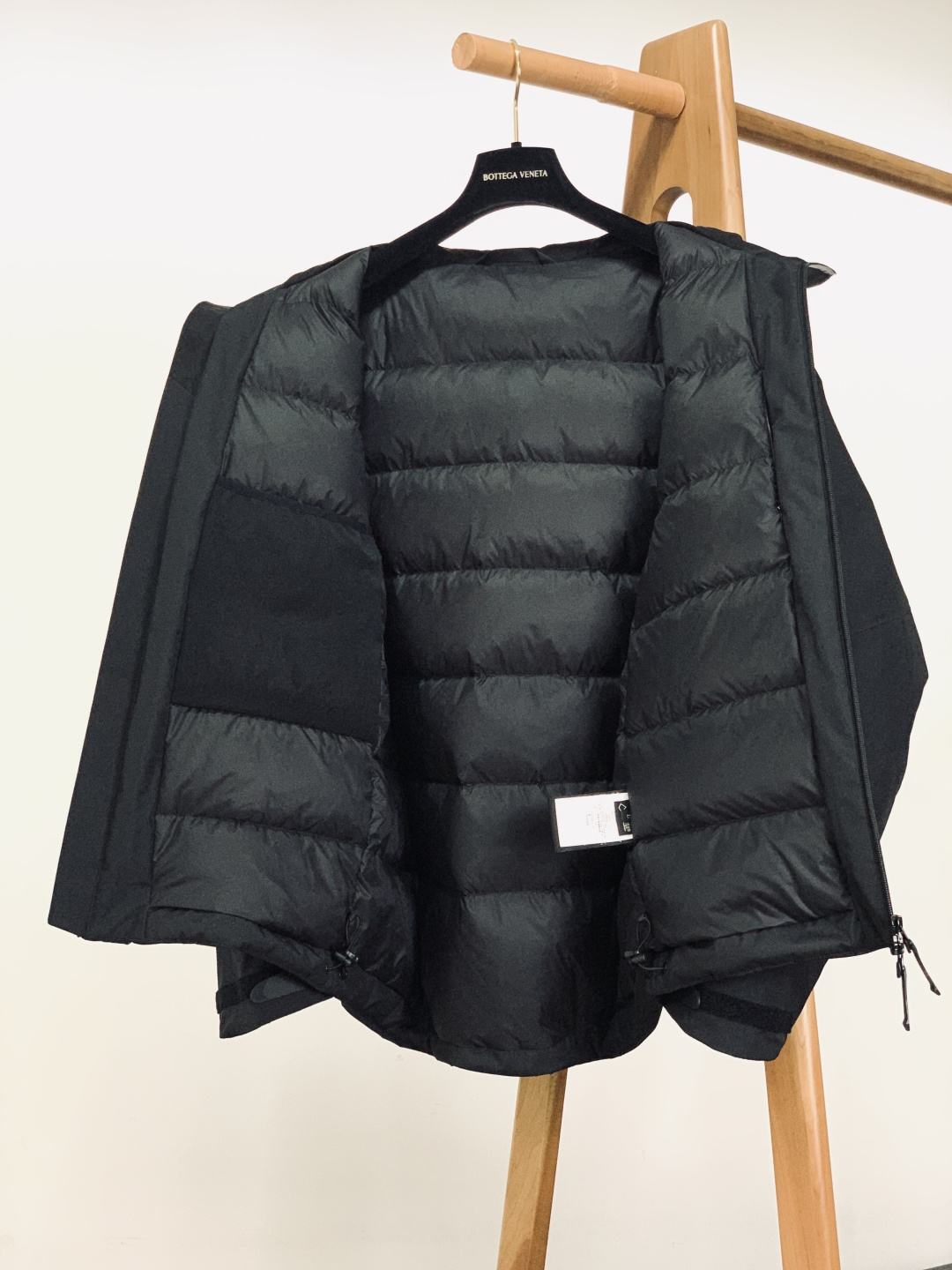 ARCTERYX 始祖鸟 2025FW秋冬新品 连帽羽绒服：机能与质感的“黑武士”级冬日装备纯黑极简廓形