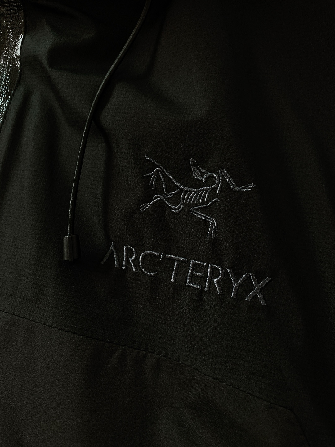 ARCTERYX 始祖鸟 2025FW秋冬新品 连帽羽绒服：机能与质感的“黑武士”级冬日装备纯黑极简廓形