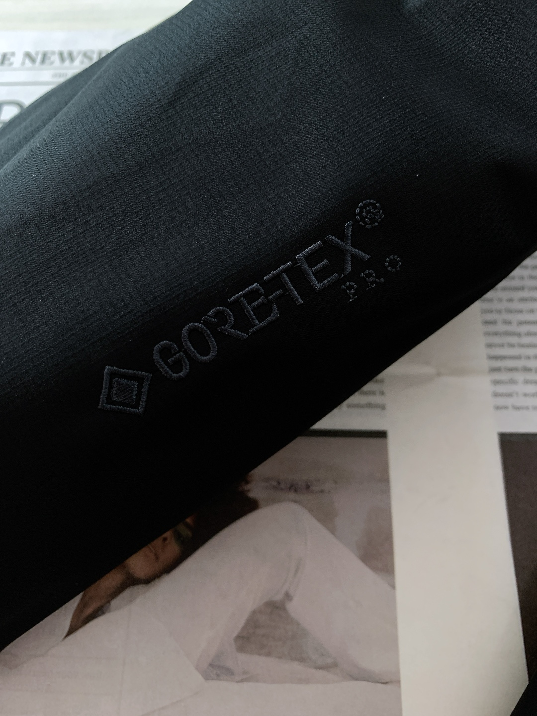 ARCTERYX 始祖鸟 2025FW秋冬新品 连帽羽绒服：机能与质感的“黑武士”级冬日装备纯黑极简廓形