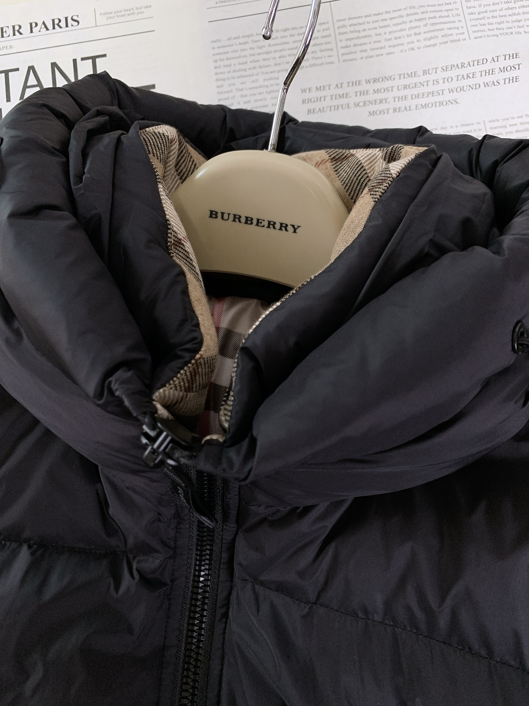 Burberry 巴宝莉 2025FW秋冬新品 休闲连帽羽绒服，经典格纹与90绒的冬日质感碰撞纯黑廓形+