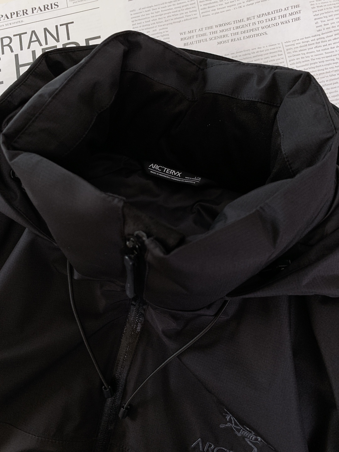 ARCTERYX 始祖鸟 2025FW秋冬新品 连帽羽绒服：机能与质感的“黑武士”级冬日装备纯黑极简廓形