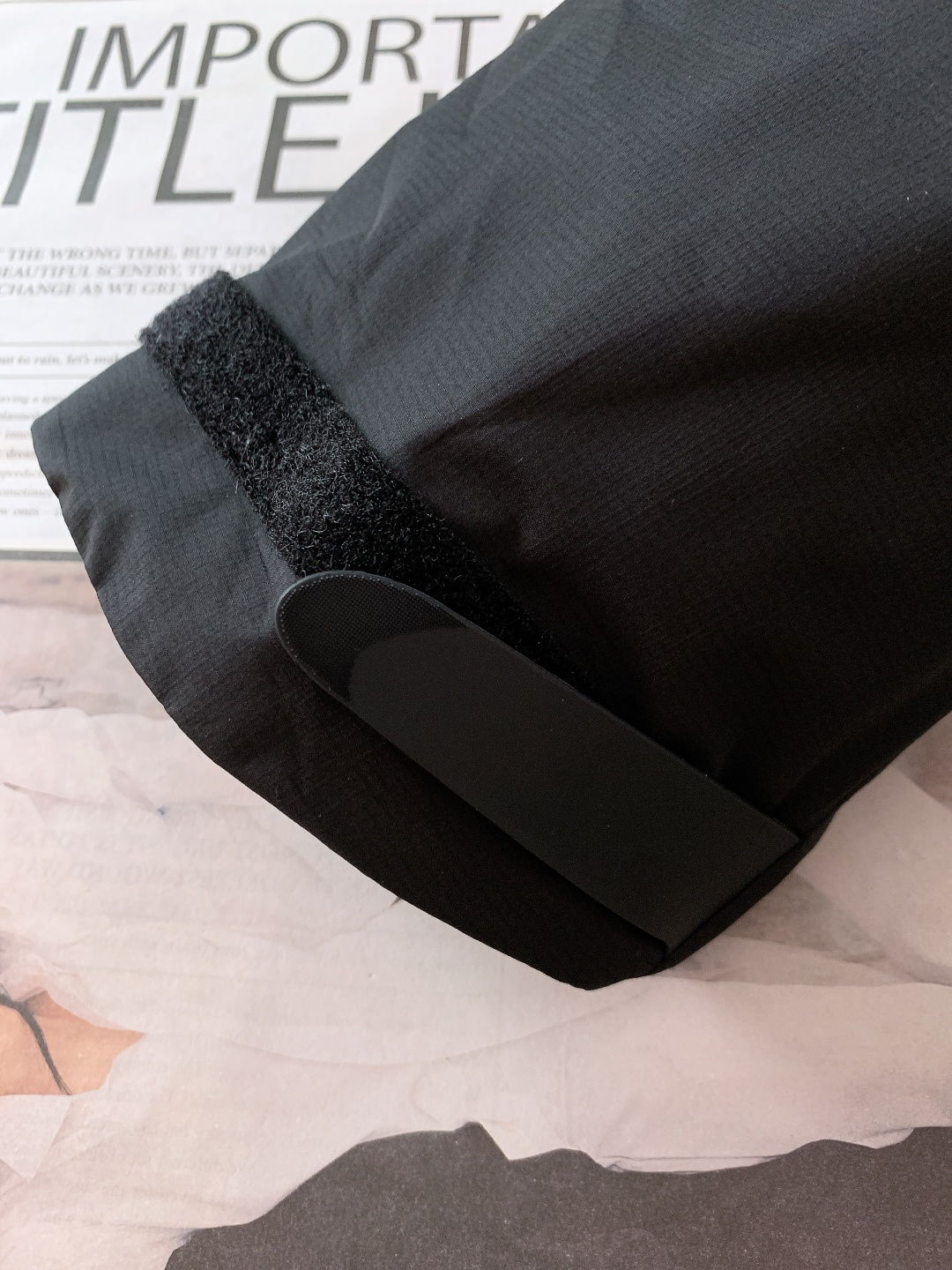 ARCTERYX 始祖鸟 2025FW秋冬新品 连帽羽绒服：机能与质感的“黑武士”级冬日装备纯黑极简廓形