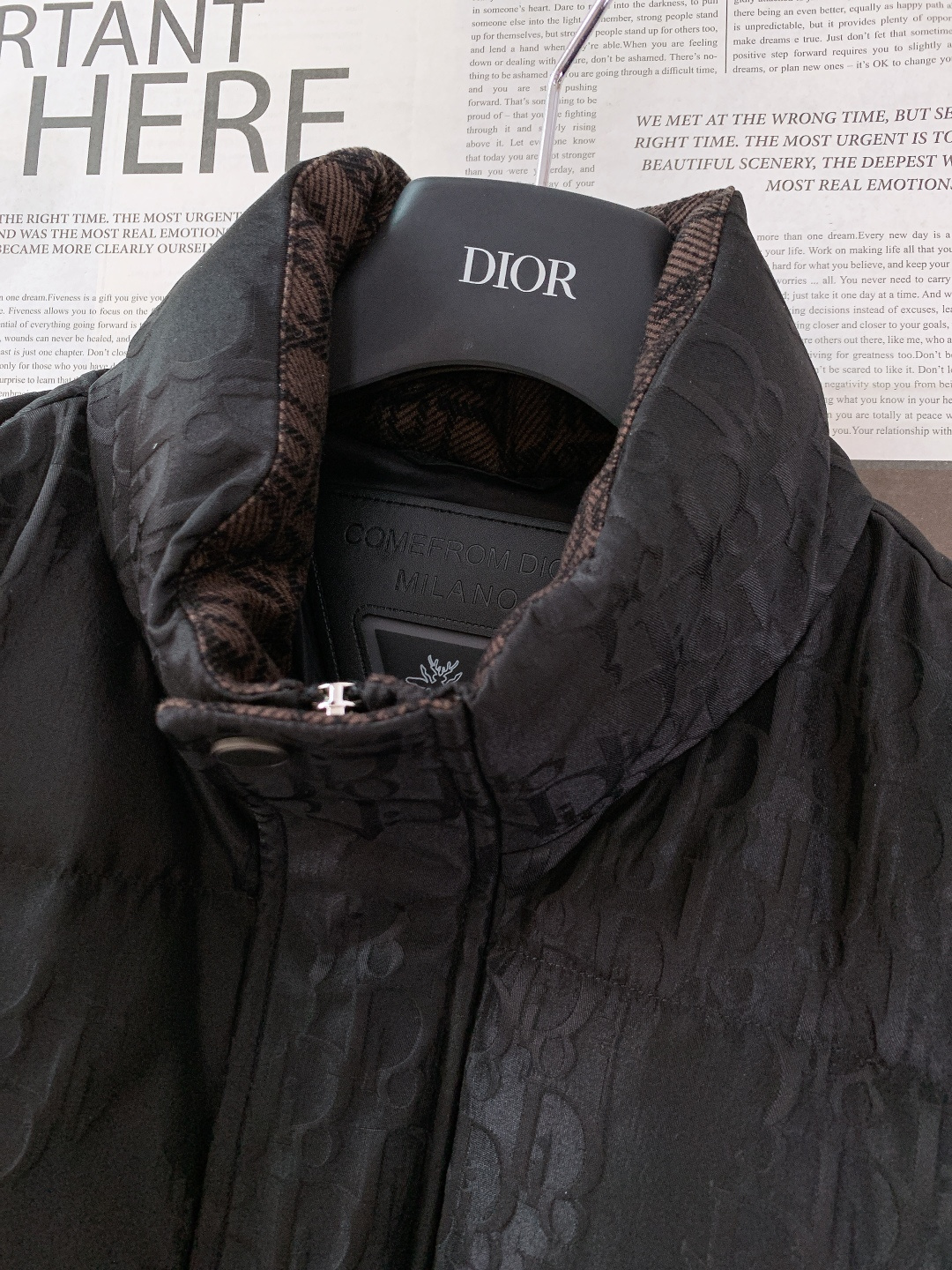 Dior Homme 迪奥·桀傲 2025FW秋冬新品 暗纹羽绒夹克。全身满印同色系暗纹提花，哑光黑质感