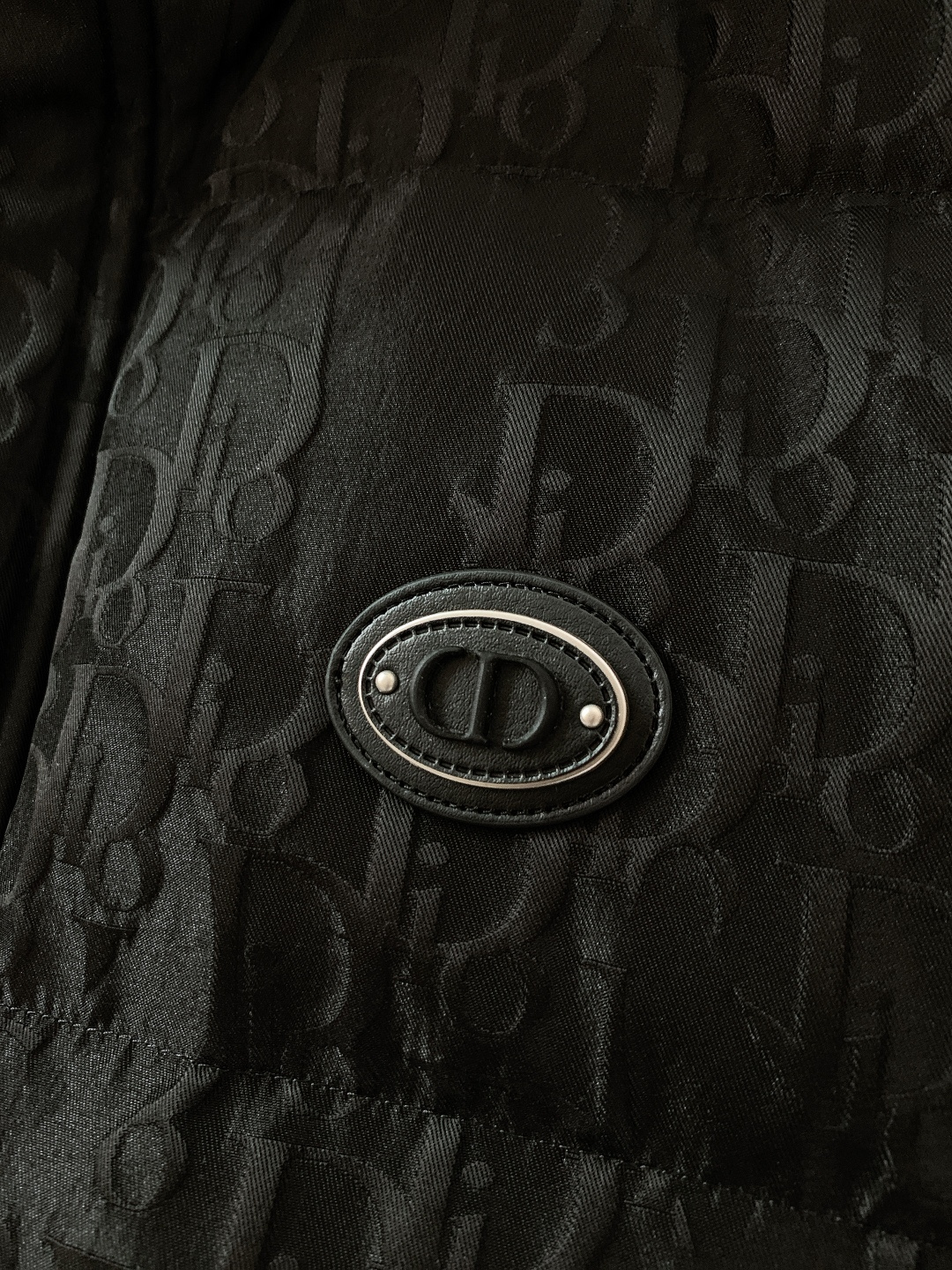 Dior Homme 迪奥·桀傲 2025FW秋冬新品 暗纹羽绒夹克。全身满印同色系暗纹提花，哑光黑质感