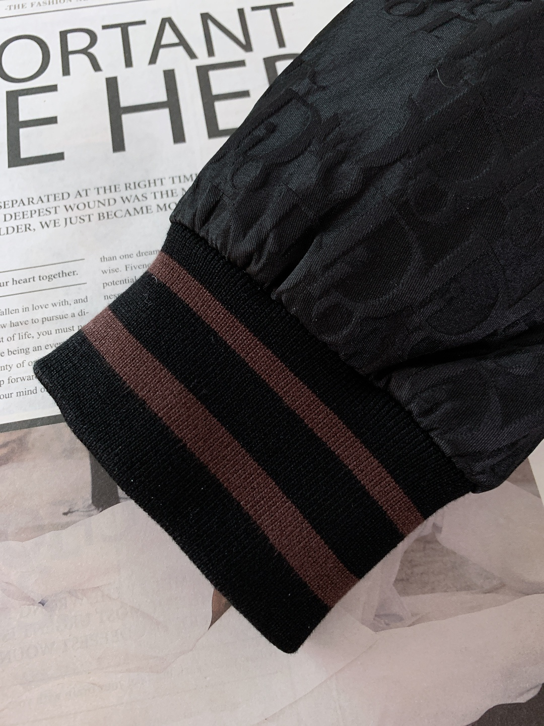 Dior Homme 迪奥·桀傲 2025FW秋冬新品 暗纹羽绒夹克。全身满印同色系暗纹提花，哑光黑质感