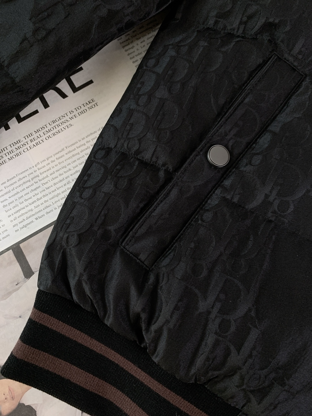 Dior Homme 迪奥·桀傲 2025FW秋冬新品 暗纹羽绒夹克。全身满印同色系暗纹提花，哑光黑质感