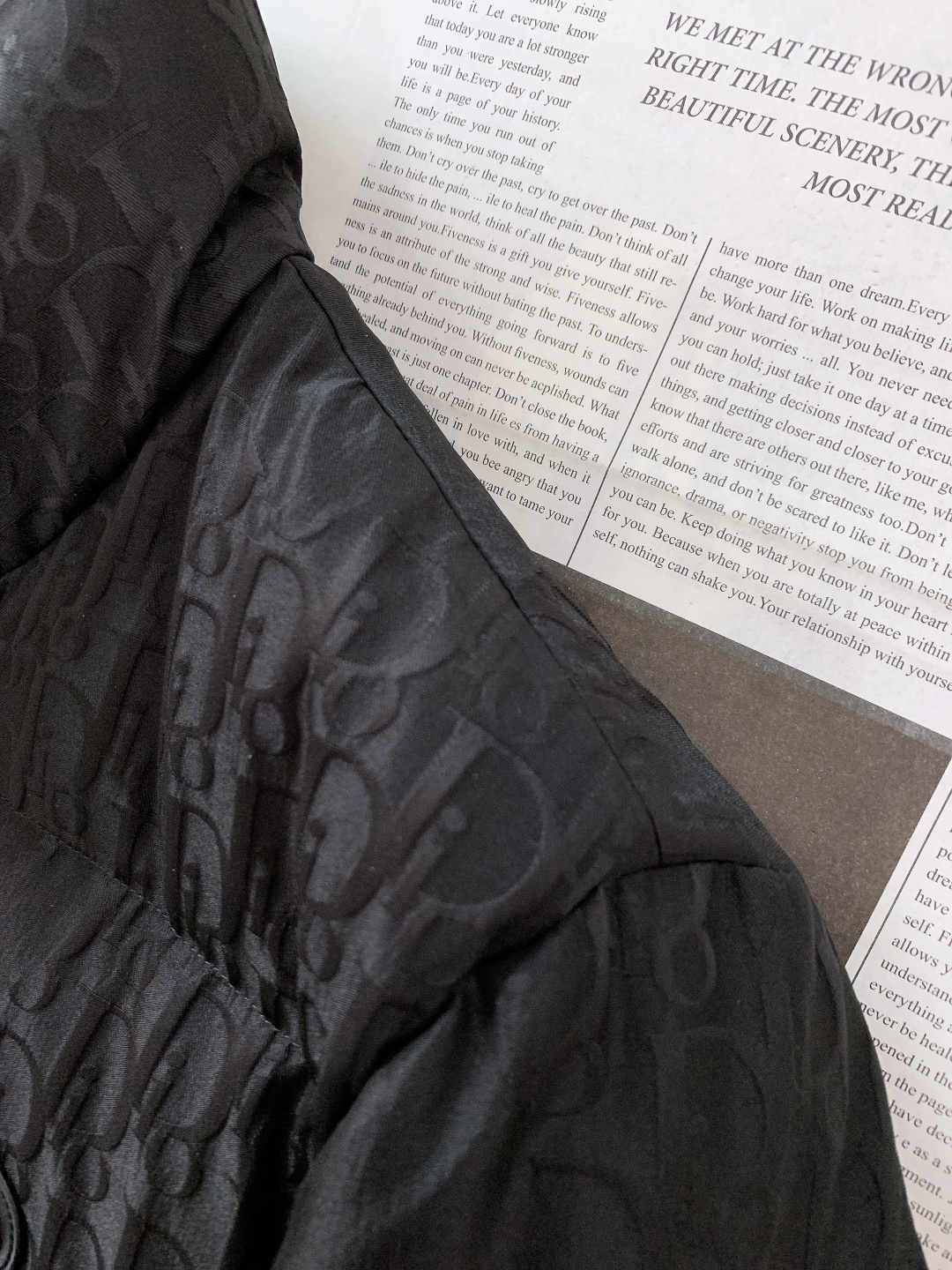 Dior Homme 迪奥·桀傲 2025FW秋冬新品 暗纹羽绒夹克。全身满印同色系暗纹提花，哑光黑质感