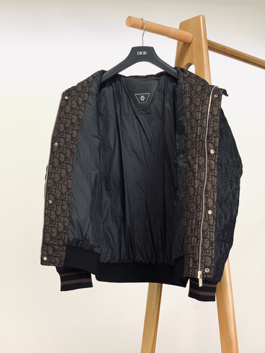 Dior Homme 迪奥·桀傲 2025FW秋冬新品 暗纹羽绒夹克。全身满印同色系暗纹提花，哑光黑质感