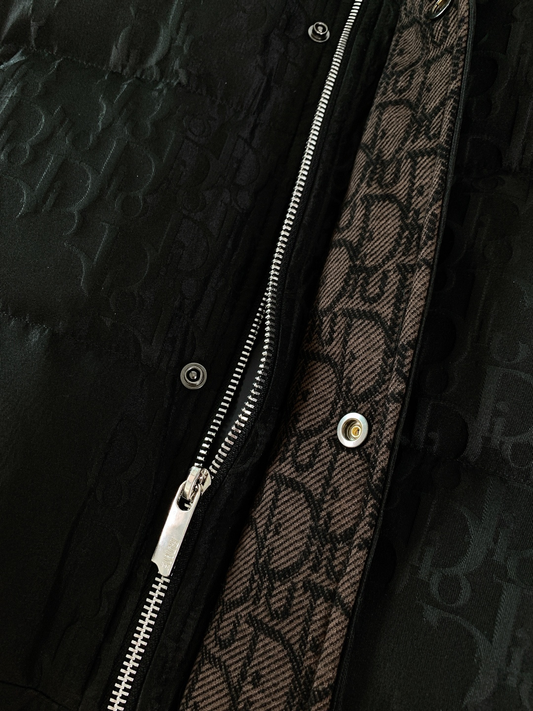 Dior Homme 迪奥·桀傲 2025FW秋冬新品 暗纹羽绒夹克。全身满印同色系暗纹提花，哑光黑质感