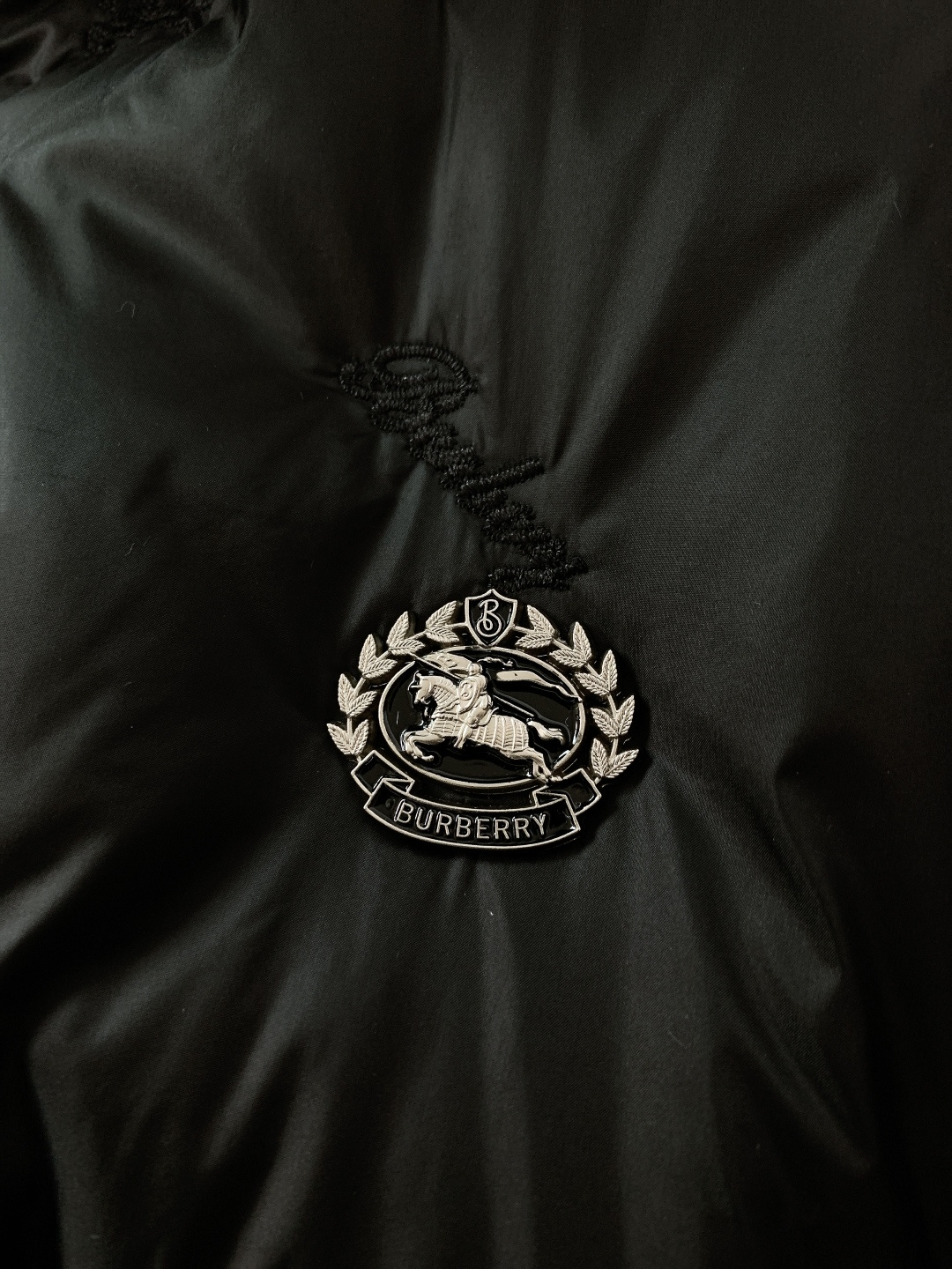 Burberry 巴宝莉 2025FW秋冬新品 菱格羽绒夹克。全身立体菱格压纹，让90绒填充更均匀蓬松，