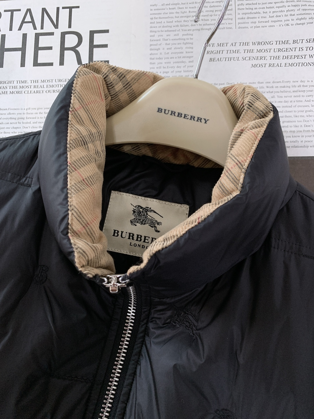 Burberry 巴宝莉 2025FW秋冬新品 菱格羽绒夹克。全身立体菱格压纹，让90绒填充更均匀蓬松，