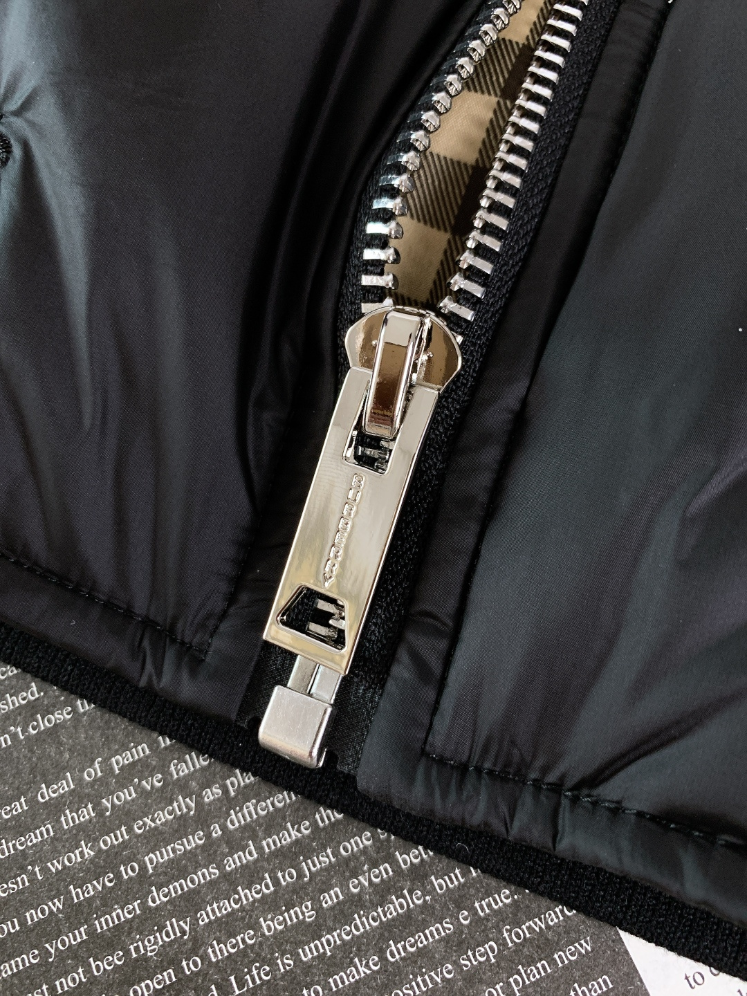 Burberry 巴宝莉 2025FW秋冬新品 菱格羽绒夹克。全身立体菱格压纹，让90绒填充更均匀蓬松，