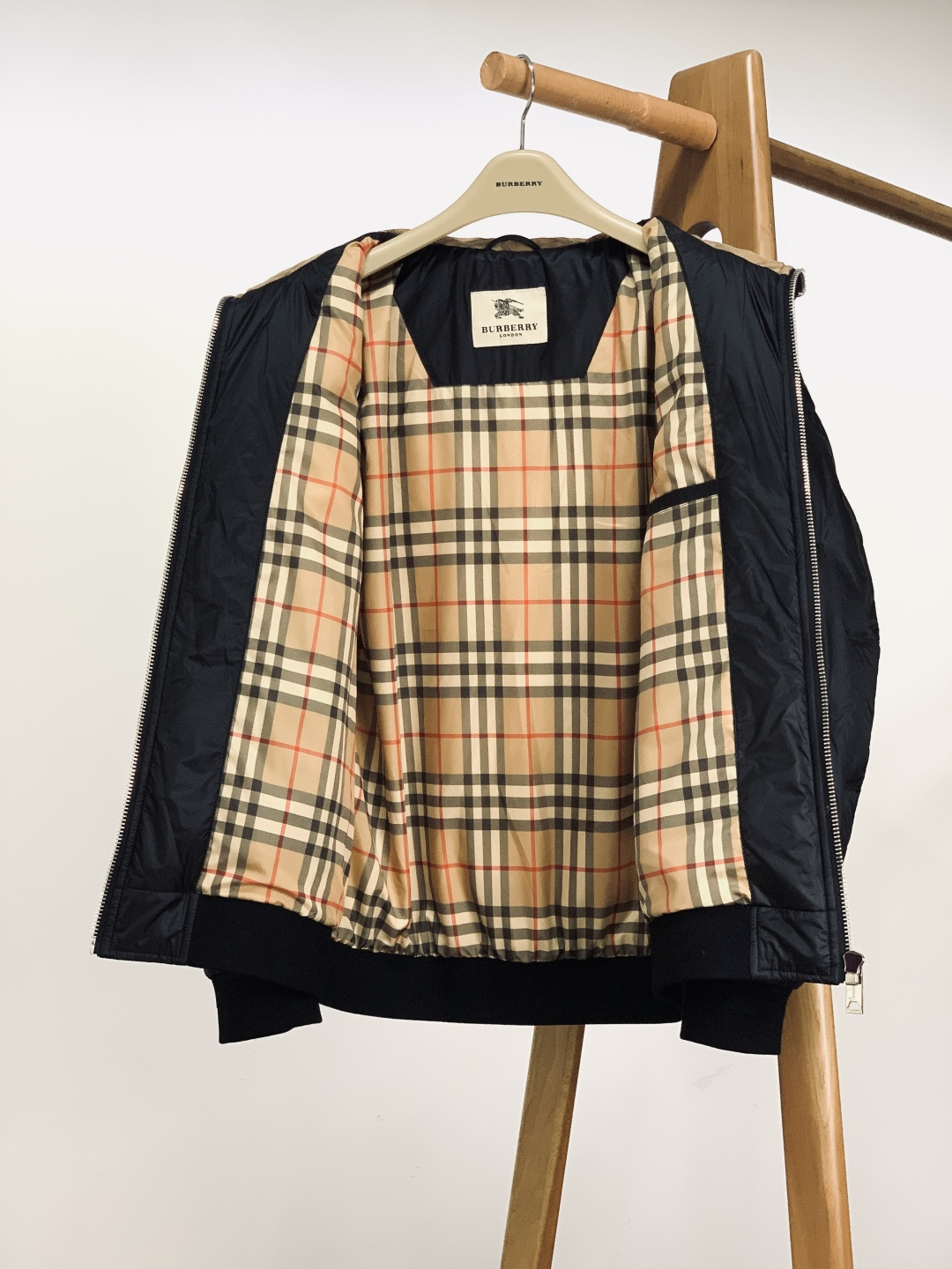 Burberry 巴宝莉 2025FW秋冬新品 菱格羽绒夹克。全身立体菱格压纹，让90绒填充更均匀蓬松，