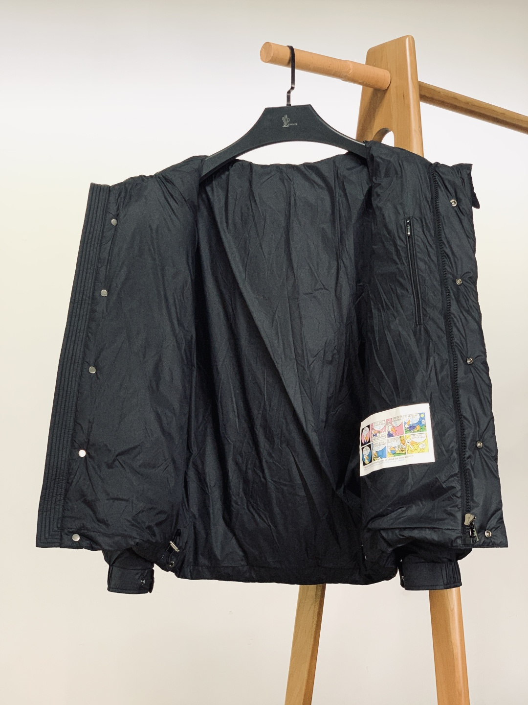 Moncler 蒙口 2025FW秋冬新品黑色连帽羽绒服。左臂处经典的红白蓝刺绣徽章，是蒙口标志性的“潮